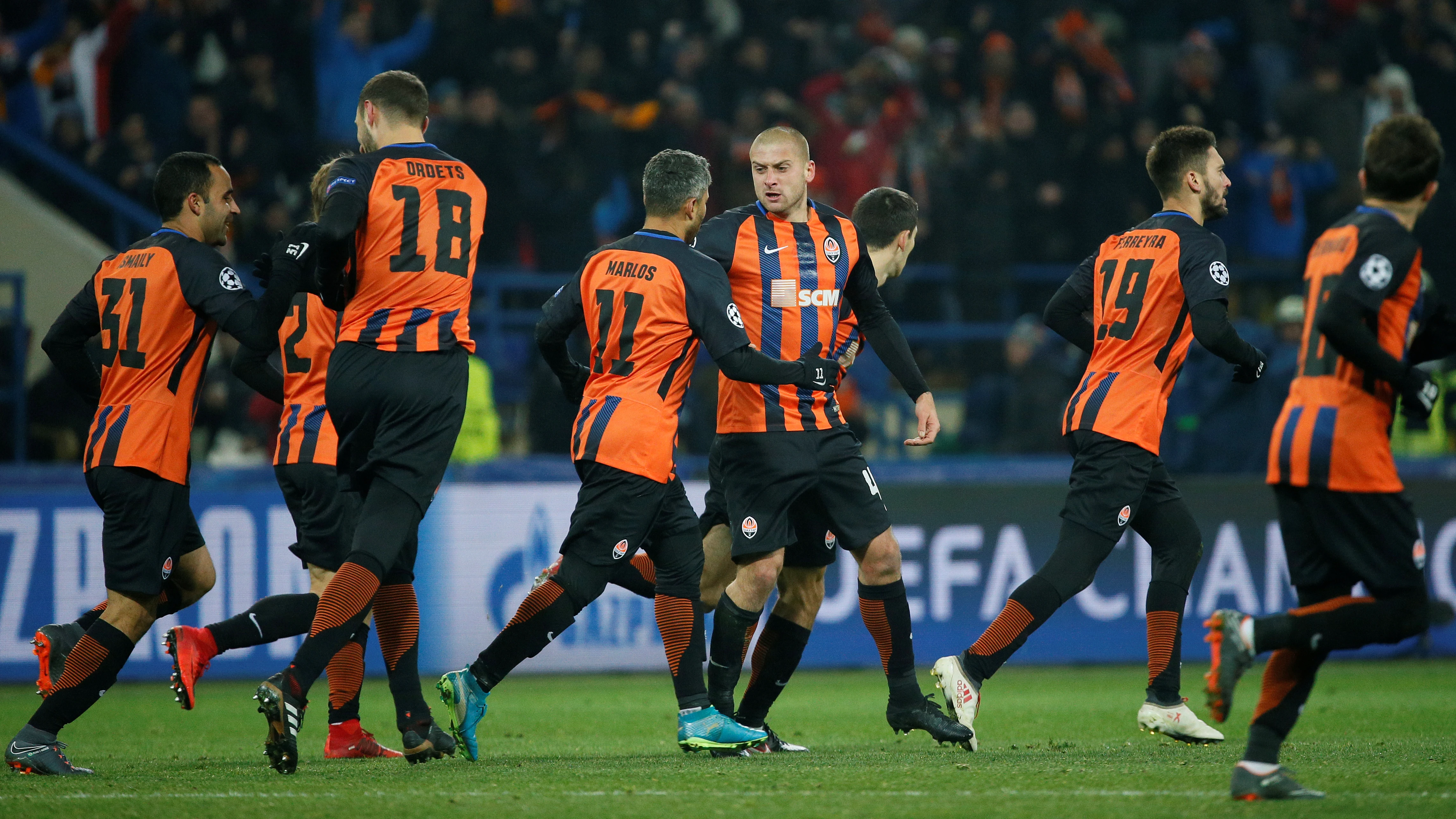 Los jugadores del Shakhtar celebran uno de los goles contra la Roma