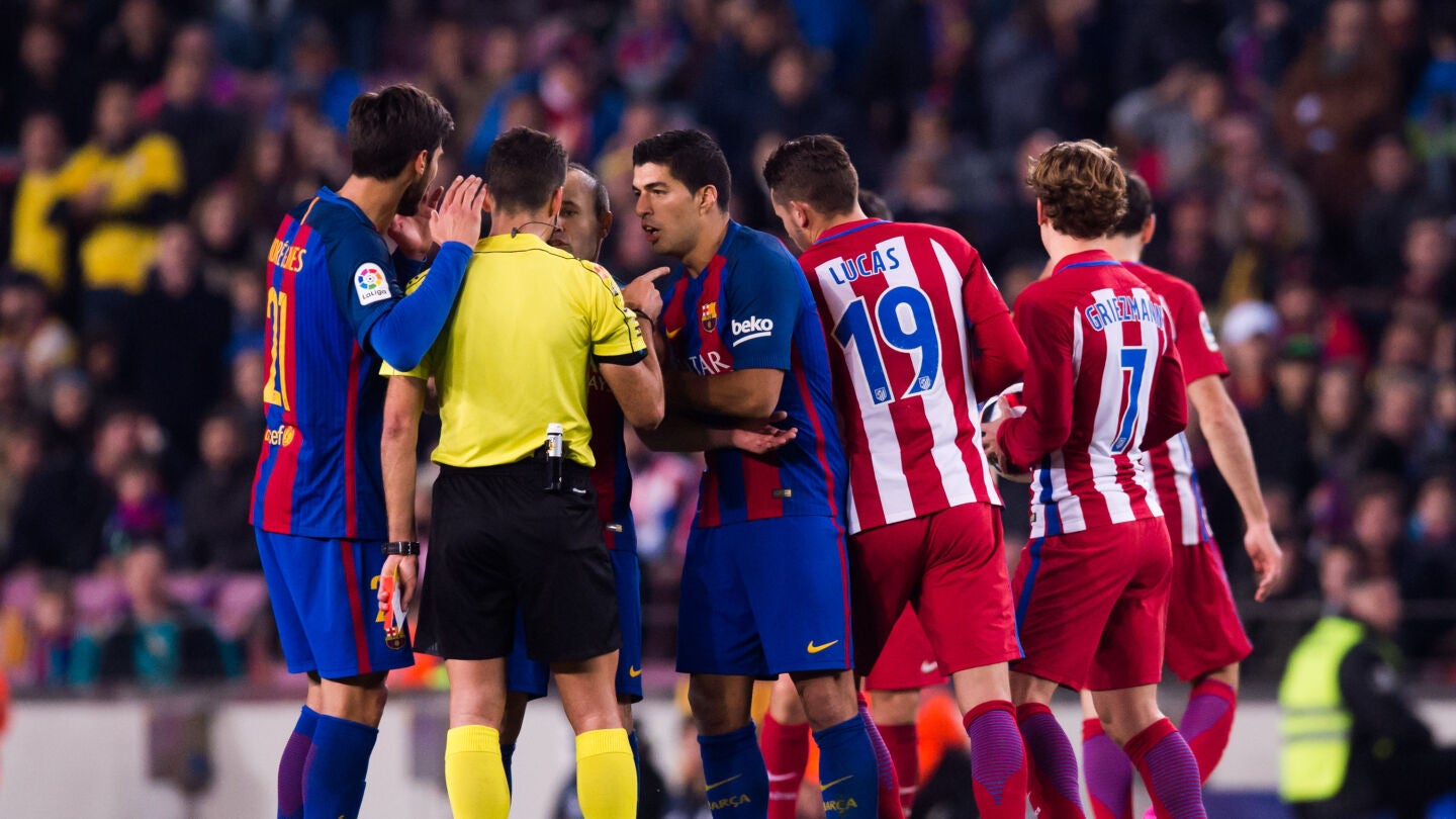 El colegiado extreme&ntilde;o Jes&uacute;s Gil Manzano en un partido entre Barcelona y Atl&eacute;tico