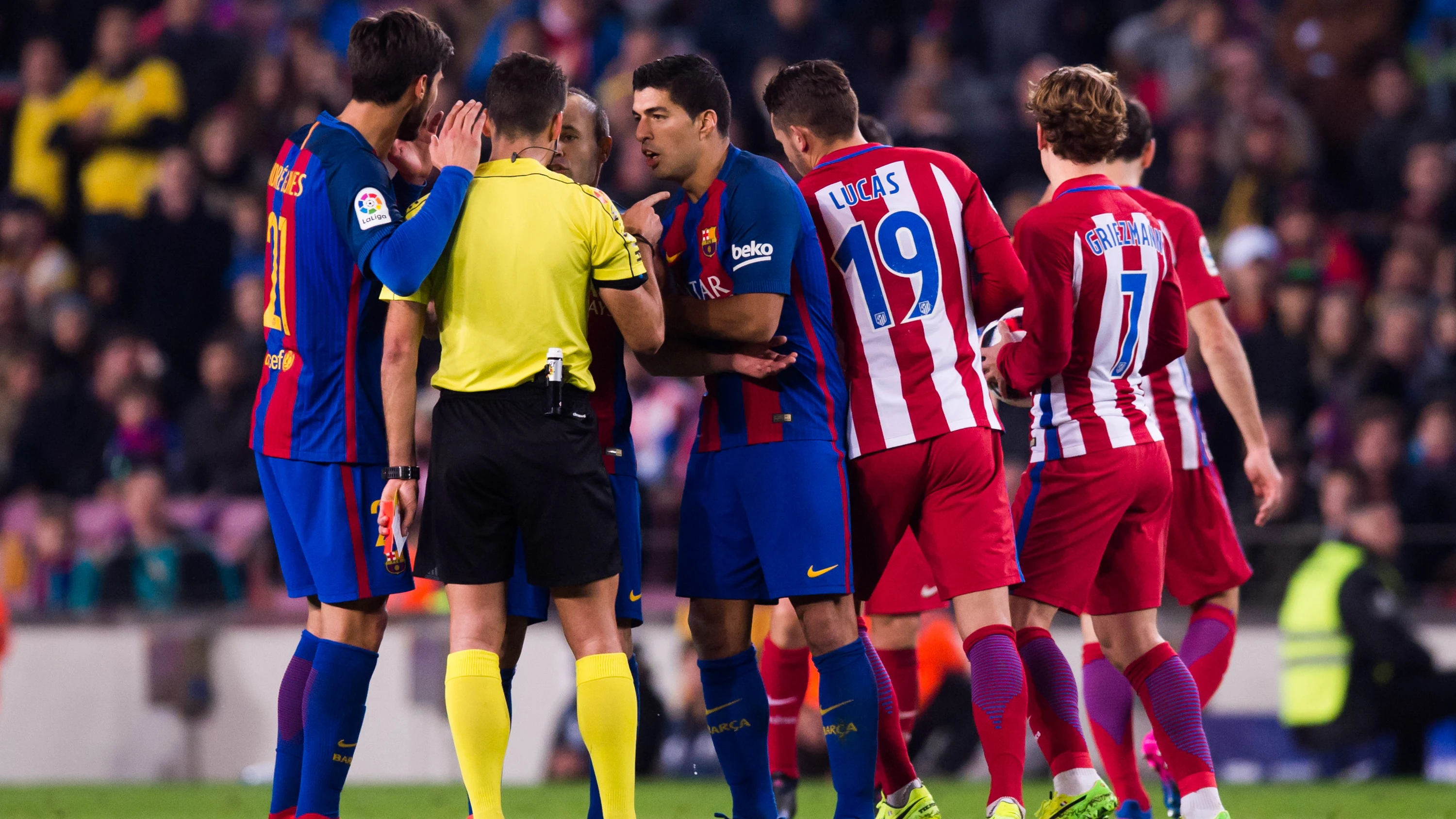 El colegiado extreme&ntilde;o Jes&uacute;s Gil Manzano en un partido entre Barcelona y Atl&eacute;tico