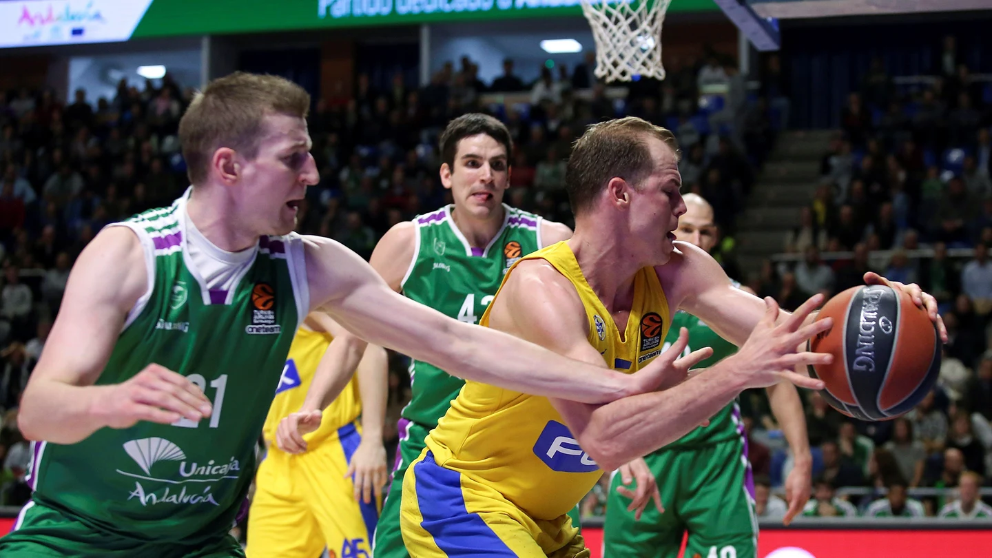 Michael Roll protege el balón ante la presión de los jugadores de Unicaja Michael Roll protege el balón ante la presión de los jugadores de Unicaja