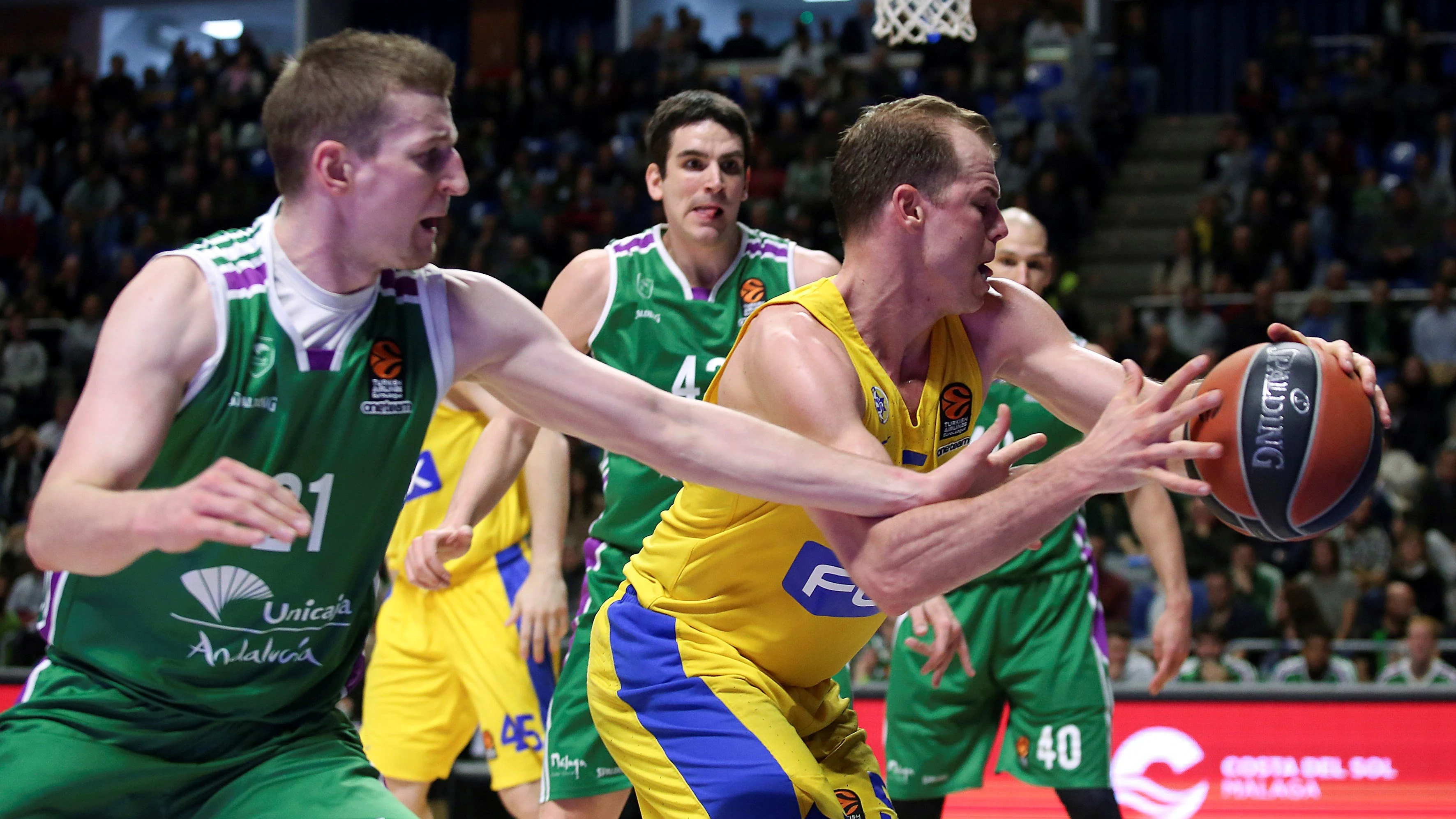 Michael Roll protege el balón ante la presión de los jugadores de Unicaja