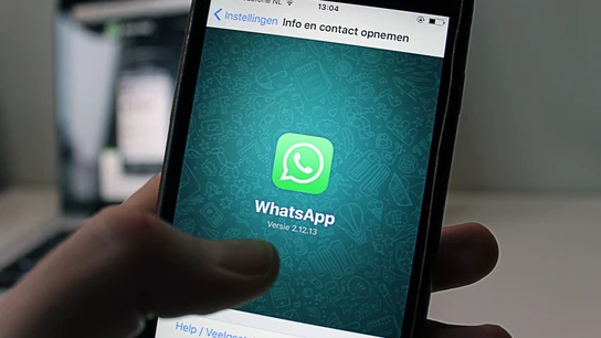 Una persona utilizando WhatsApp Una persona utilizando WhatsApp