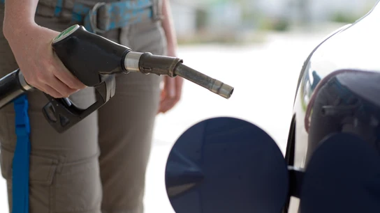 Un hombre llenando el depósito de gasolina Un hombre llenando el depósito de gasolina