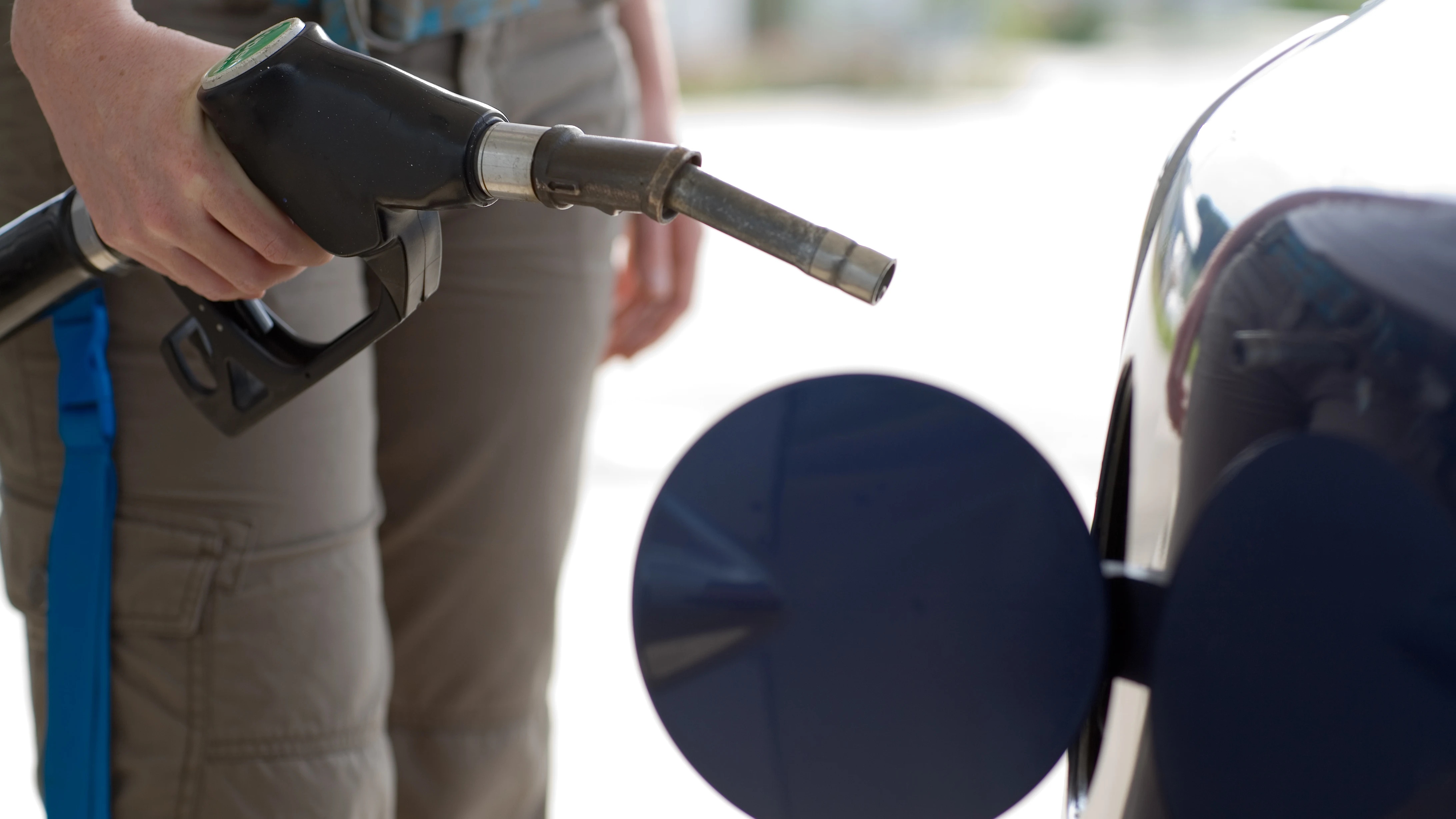 Un hombre llenando el depósito de gasolina