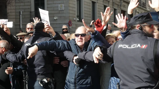 Miles de jubilados cortan el acceso al Congreso para reclamar unas pensiones dignas Miles de jubilados cortan el acceso al Congreso para reclamar unas pensiones dignas