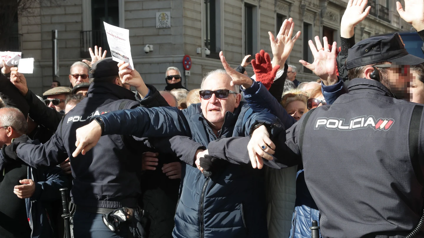 Miles de jubilados cortan el acceso al Congreso para reclamar unas pensiones dignas Miles de jubilados cortan el acceso al Congreso para reclamar unas pensiones dignas