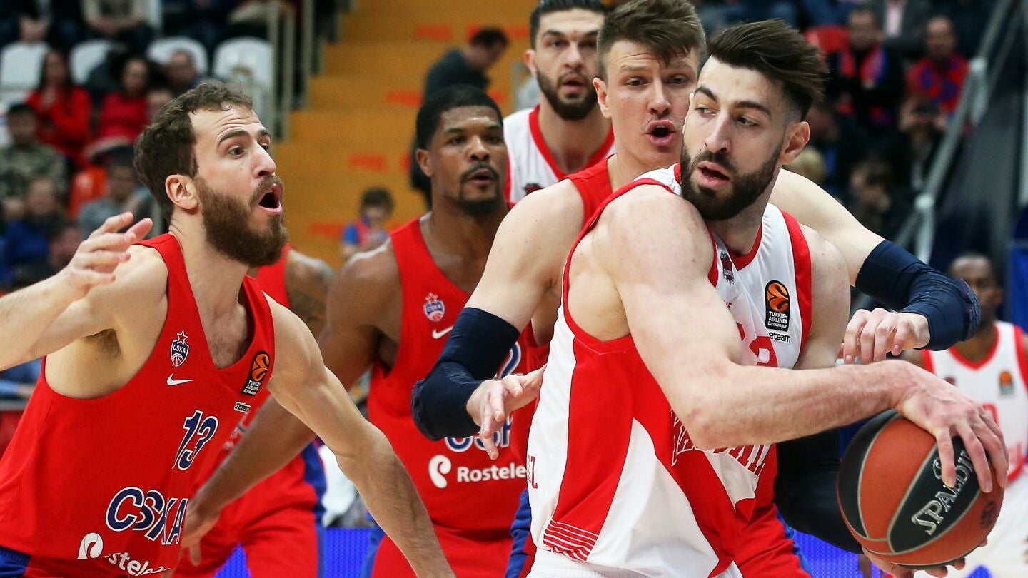 Jugadores de CSKA y Baskonia disputan el bal&oacute;n