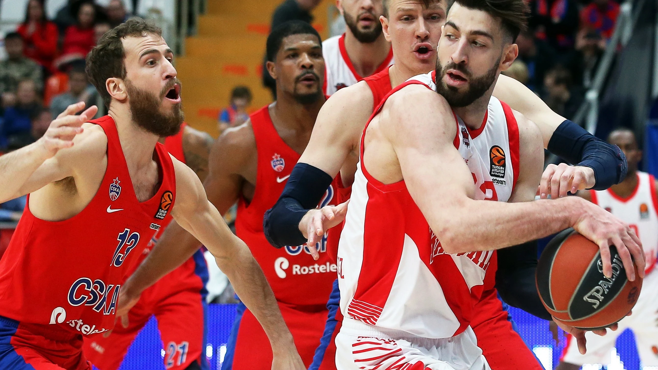 Jugadores de CSKA y Baskonia disputan el balón