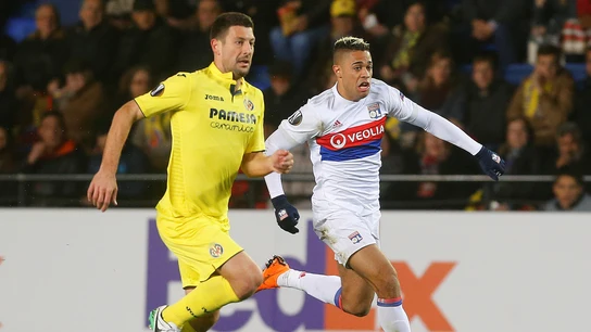 Bonera intenta quitarle el balón a Mariano Bonera intenta quitarle el balón a Mariano