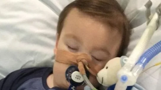 Alfie Evans tiene una enfermedad rara degenerativa Alfie Evans tiene una enfermedad rara