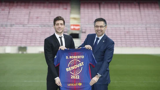 Sergi Roberto y Bartomeu, con la camiseta de la renovación del jugador culé Sergi Roberto y Bartomeu, con la camiseta de la renovación del jugador culé