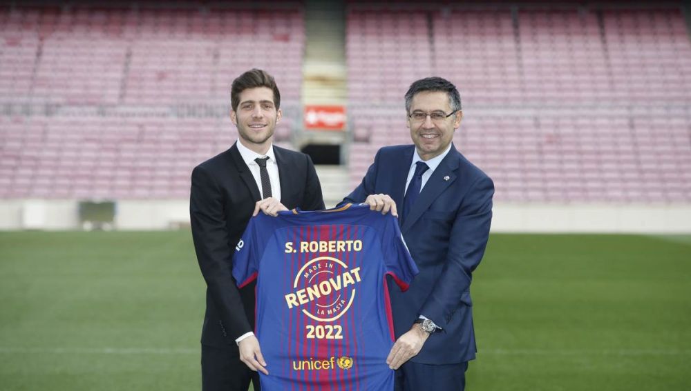 Sergi Roberto y Bartomeu, con la camiseta de la renovación del jugador culé
