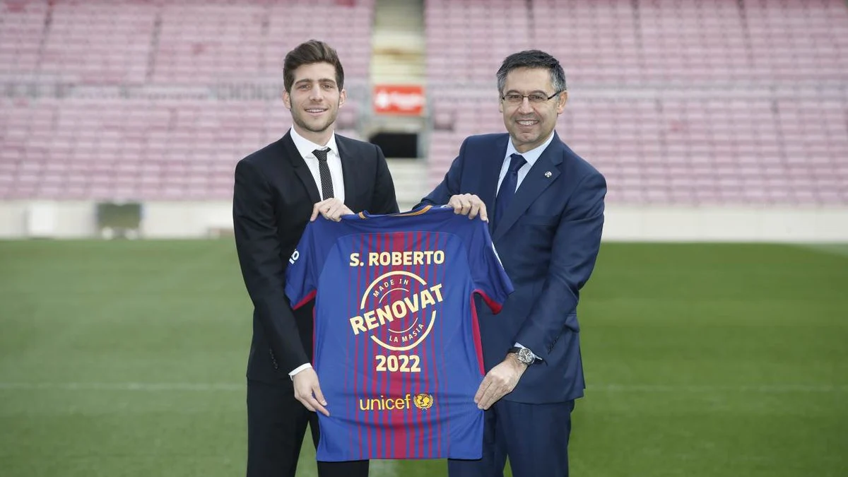 Sergi Roberto y Bartomeu, con la camiseta de la renovación del jugador culé