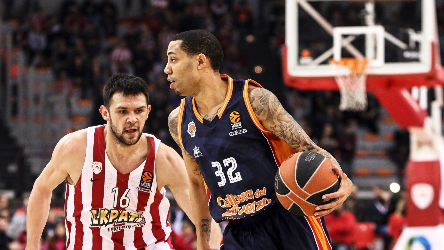 Erick Green controla el bal&oacute;n durante el partido