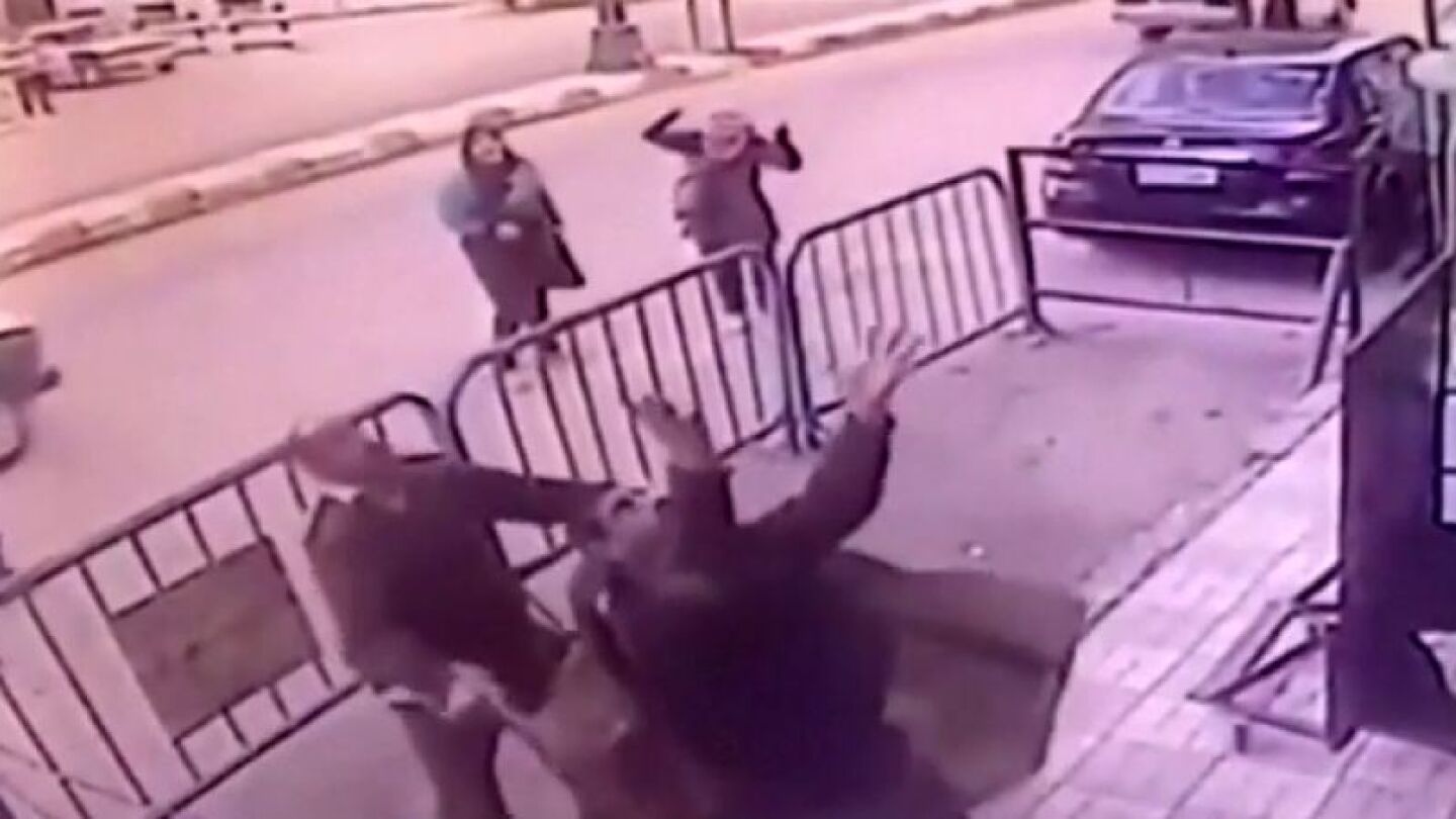 Polic&iacute;as rescatan a un ni&ntilde;o que cae desde un tercer piso