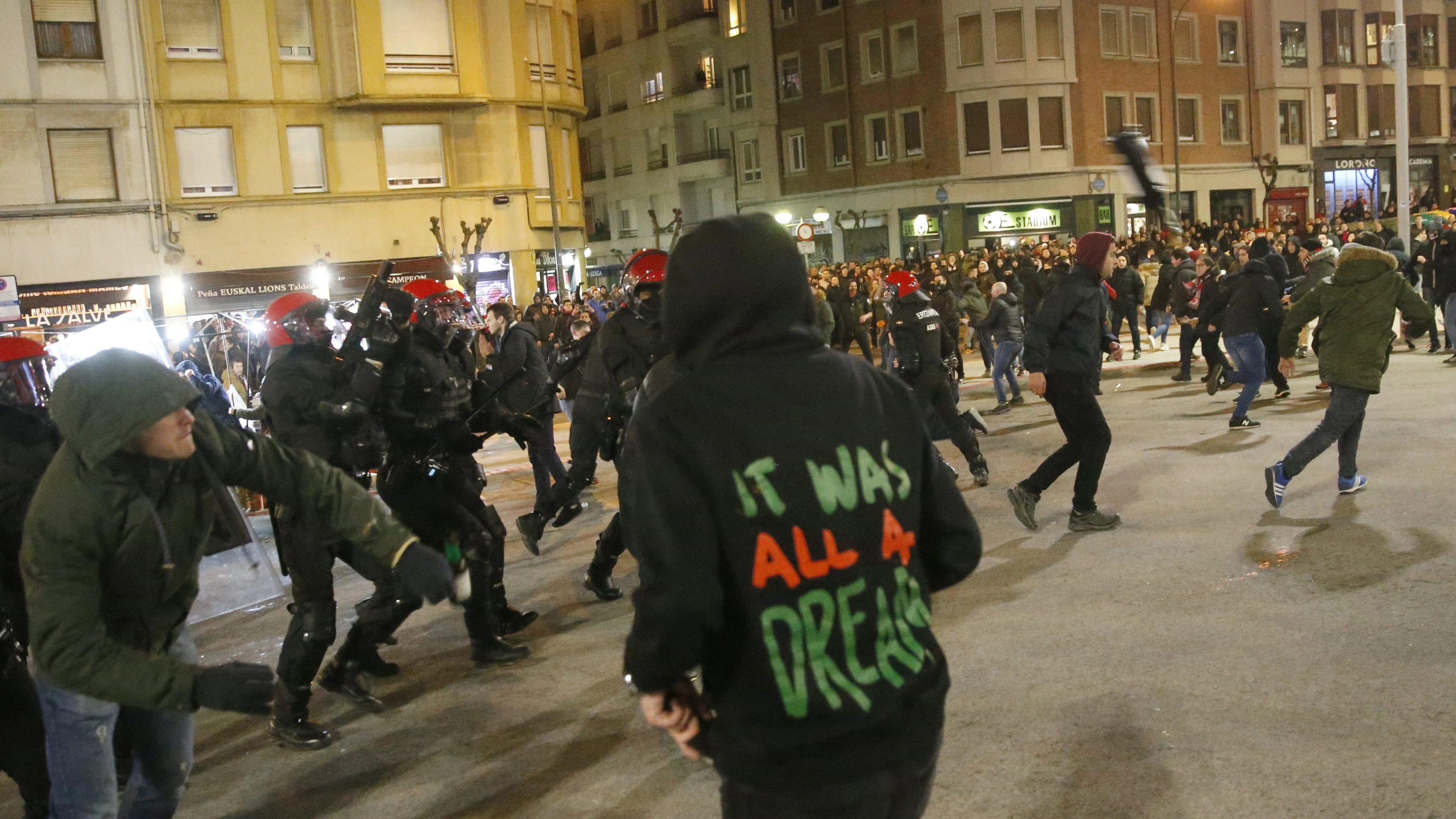 Disturbios en las afueras de San Mamés