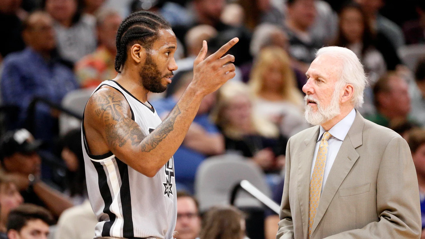 Popovich conversa con Kawhi Leonard Popovich conversa con Kawhi Leonard