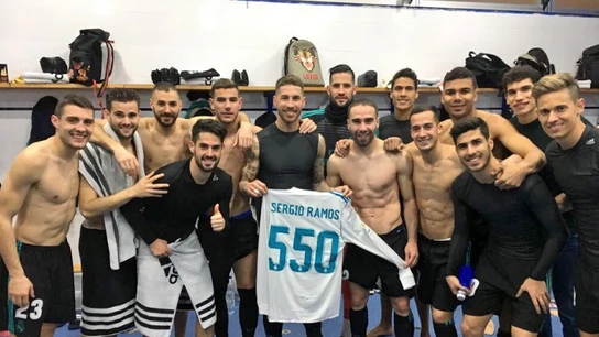 Sergio Ramos celebra con sus compañeros sus 550 partidos con el Real Madrid Sergio Ramos celebra con sus compañeros sus 550 partidos con el Real Madrid
