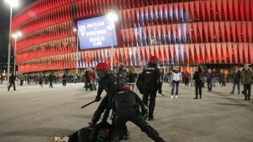 Agentes de la Ertzaintza reducen a un aficionado en San Mamés