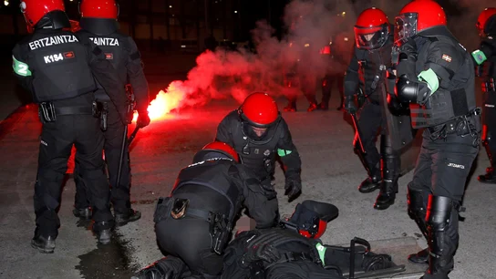 Un ertzaina - en la imagen- ha muerto esta noche en el Hospital de Basurto tras sufrir un infarto durante los enfrentamientos Un ertzaina - en la imagen- ha muerto esta noche en el Hospital de Basurto tras sufrir un infarto durante los enfrentamientos