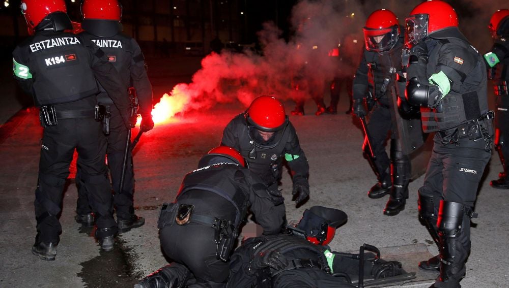 Un ertzaina - en la imagen- ha muerto esta noche en el Hospital de Basurto tras sufrir un infarto durante los enfrentamientos