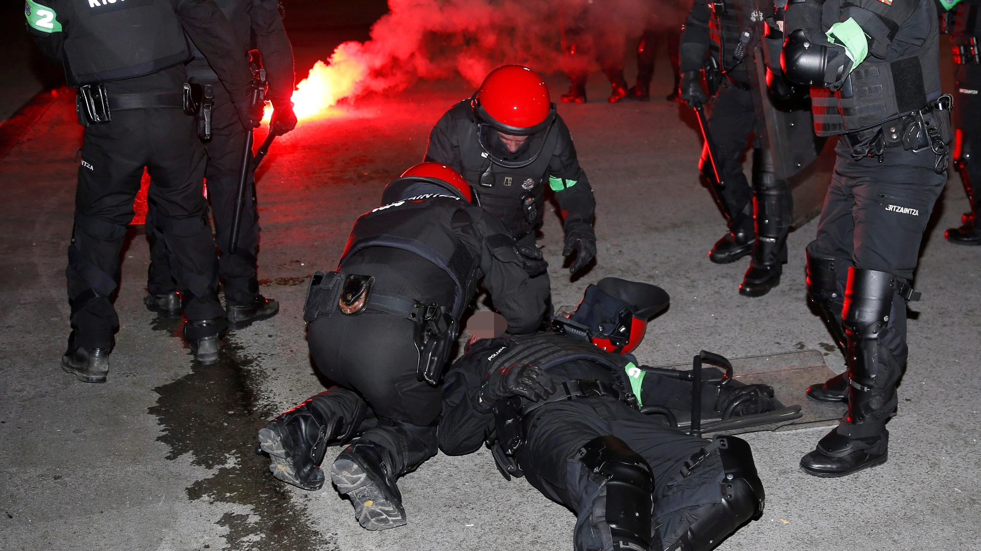 Un ertzaina - en la imagen- ha muerto esta noche en el Hospital de Basurto tras sufrir un infarto durante los enfrentamientos