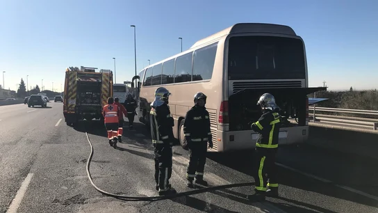 Los Bomberos de la Comunidad de Madrid han extinguido un incendio en un autobús escolar Los Bomberos de la Comunidad de Madrid han extinguido un incendio en un autobús escolar