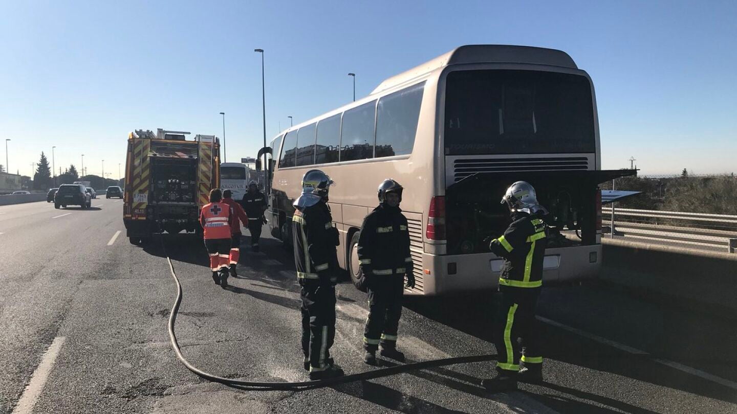 Los Bomberos de la Comunidad de Madrid han extinguido un incendio en un autob&uacute;s escolar