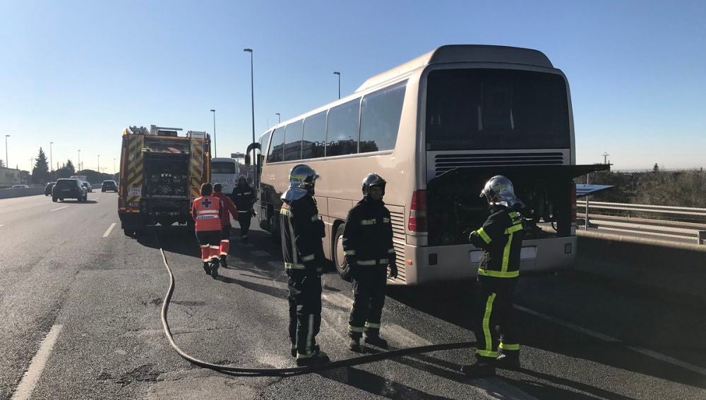 Los Bomberos de la Comunidad de Madrid han extinguido un incendio en un autobús escolar