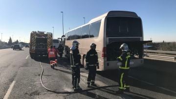 Los Bomberos de la Comunidad de Madrid han extinguido un incendio en un autobús escolar