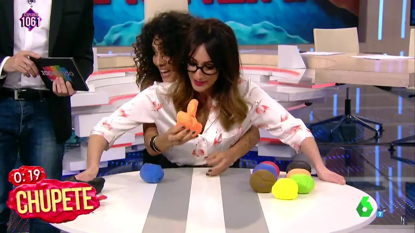 Ana Morgade intenta guardar la compostura ante la figura "alargada" que hace Lorena Castell Ana Morgade intenta guardar la compostura ante la figura "alargada" que hace Lorena Castell