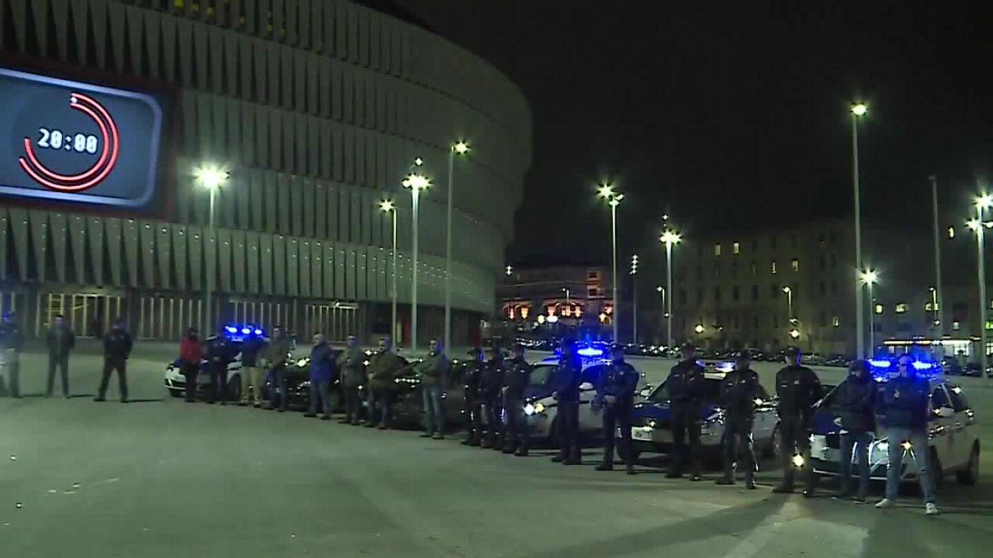 Concentraci&oacute;n de agentes de la Ertzaintza frente a San Mam&eacute;s