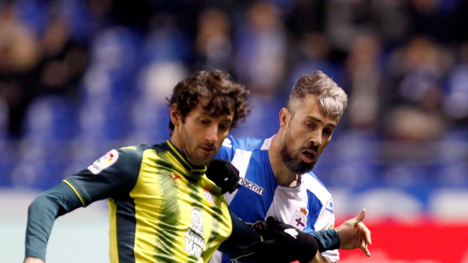 Granero y 'Luisinho' pelean por el bal&oacute;n durante el Deportivo-Espanyol