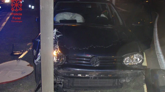 El conductor se salió de la vía y chocó contra una señal de tráfico El conductor se salió de la vía y chocó contra una señal de tráfico