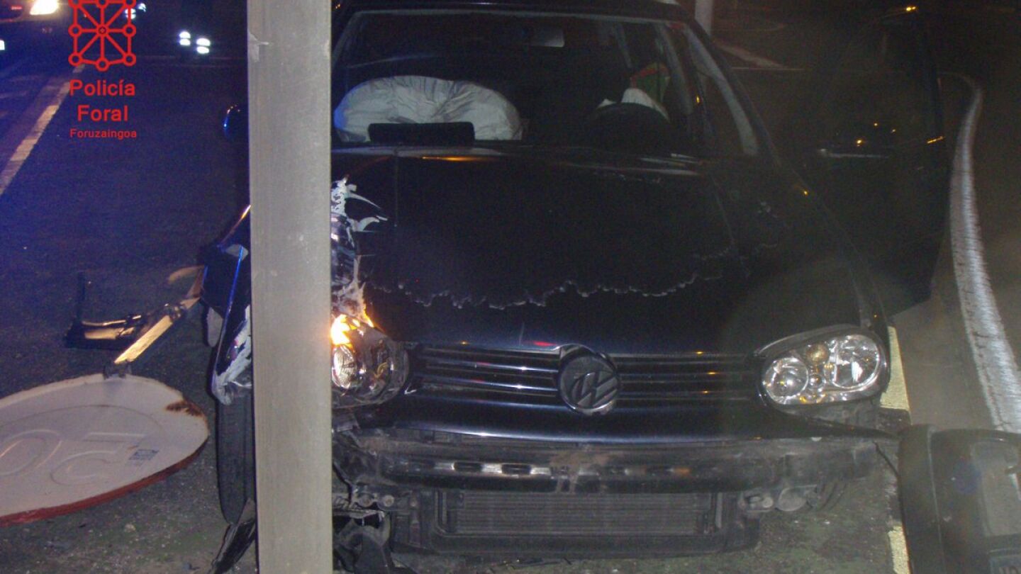 El conductor se sali&oacute; de la v&iacute;a y choc&oacute; contra una se&ntilde;al de tr&aacute;fico