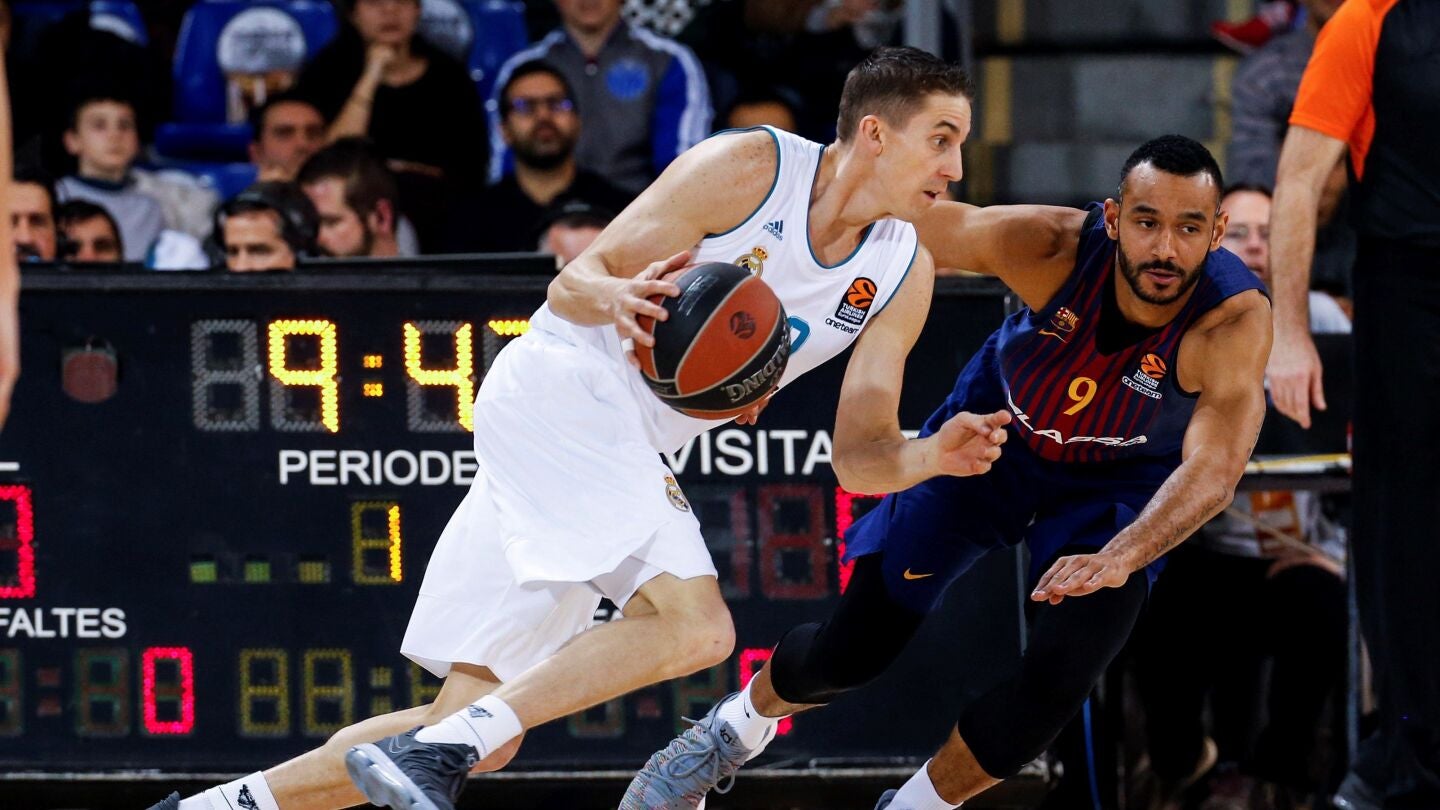 Carroll intenta avanzar ante la defensa de Pressey