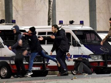 Altercados entre aficionados a las afueras de San Mamés Altercados entre aficionados a las afueras de San Mamés