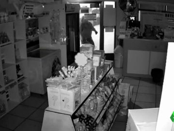 Jóvenes entran en una tienda a robar Jóvenes entran en una tienda a robar