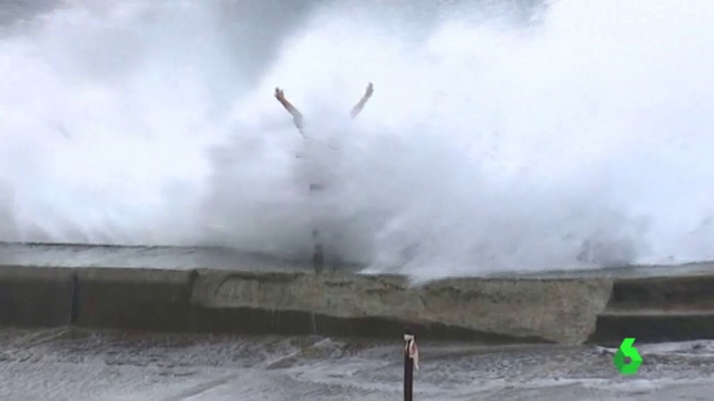 Una mujer haci&eacute;ndose una foto frente al mar