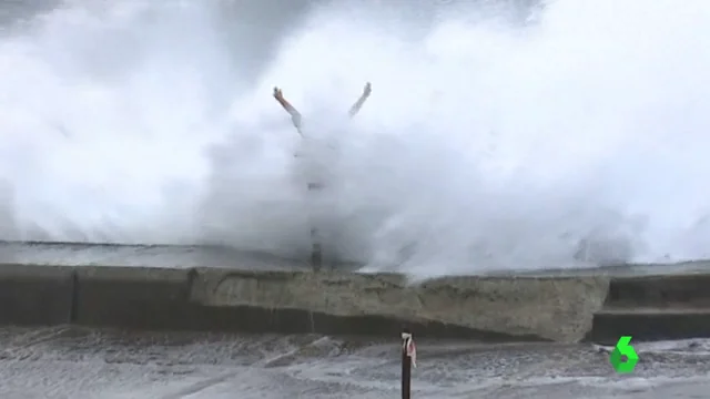 Una mujer haciéndose una foto frente al mar