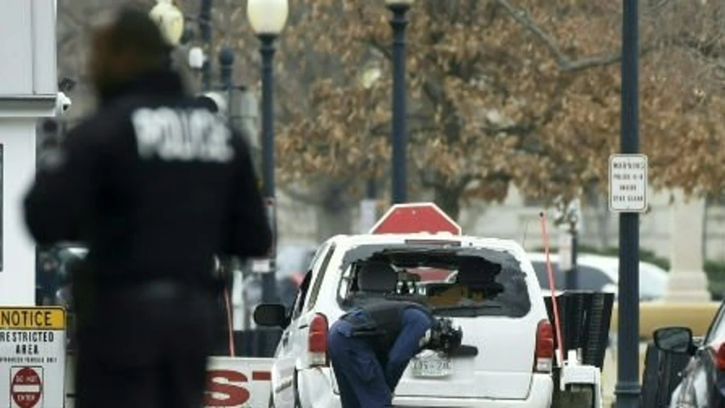 Coche que ha impactad contra una valla de la Casa Blanca Coche que ha impactad contra una valla de la Casa Blanca