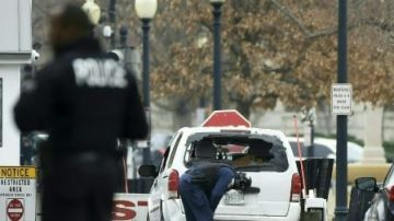 Coche que ha impactad contra una valla de la Casa Blanca