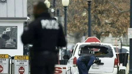 Coche que ha impactad contra una valla de la Casa Blanca