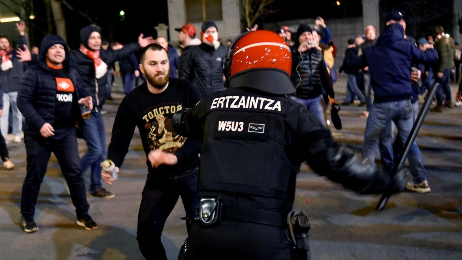 Un ertzaina se enfrenta a un ultra del Spartak