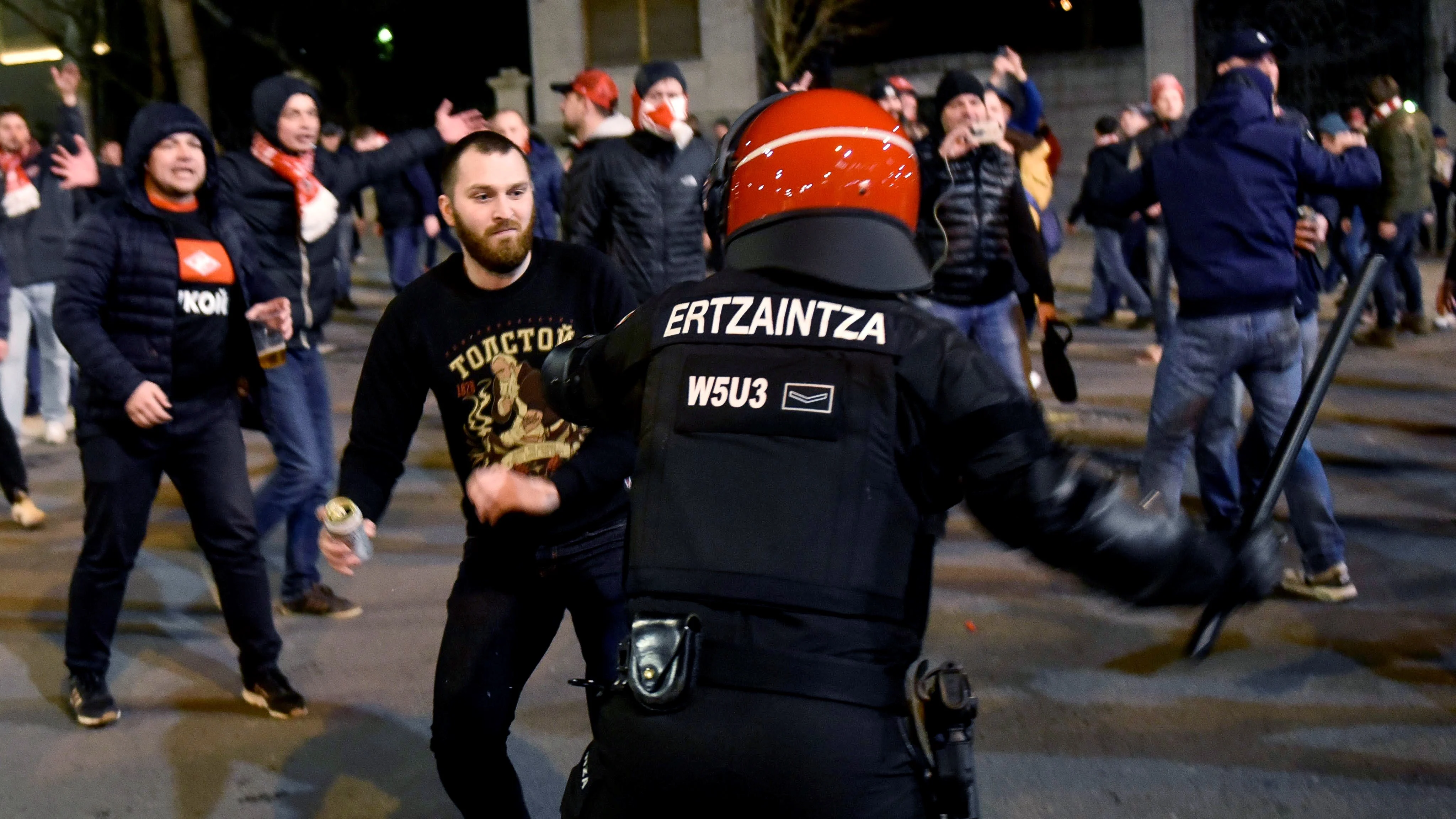 Un ertzaina se enfrenta a un ultra del Spartak