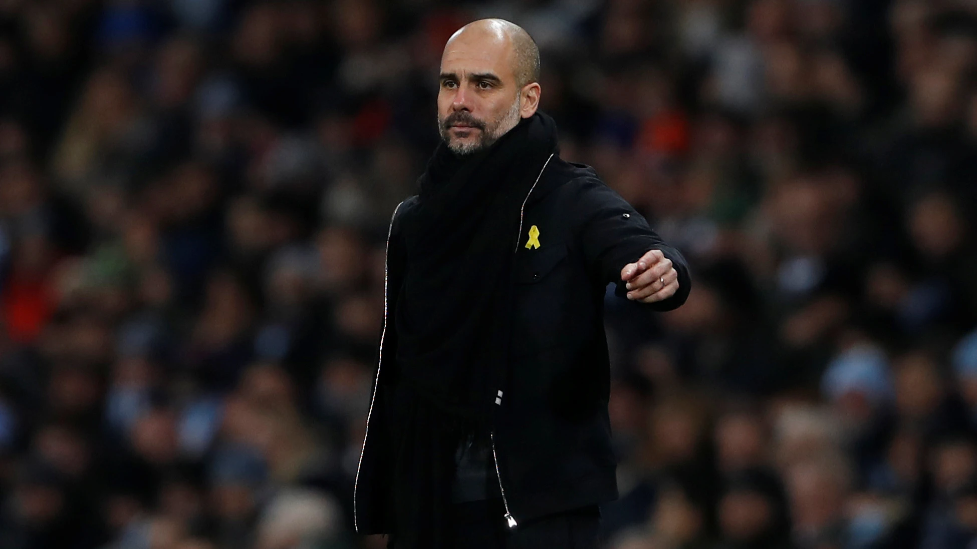 Guardiola, con el lazo amarillo durante un partido