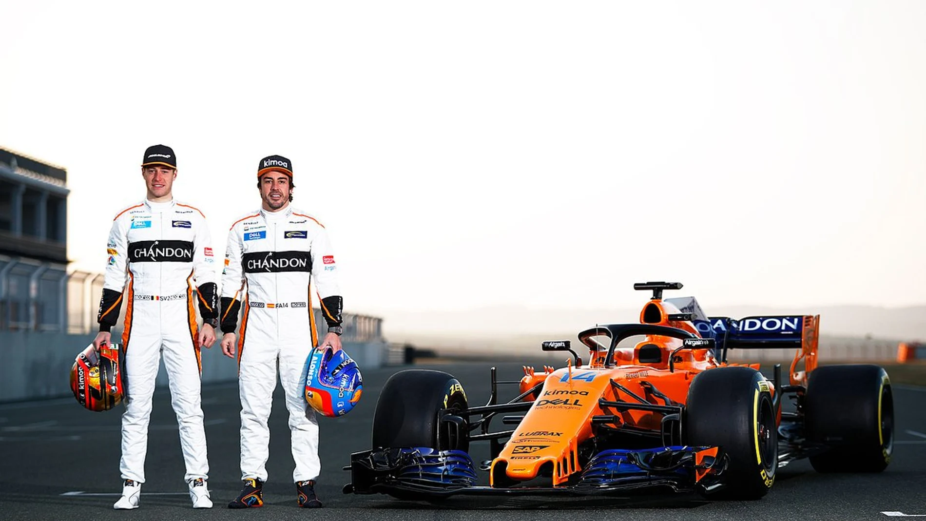 Alonso y Vandoorne con el nuevo McLaren MCL33