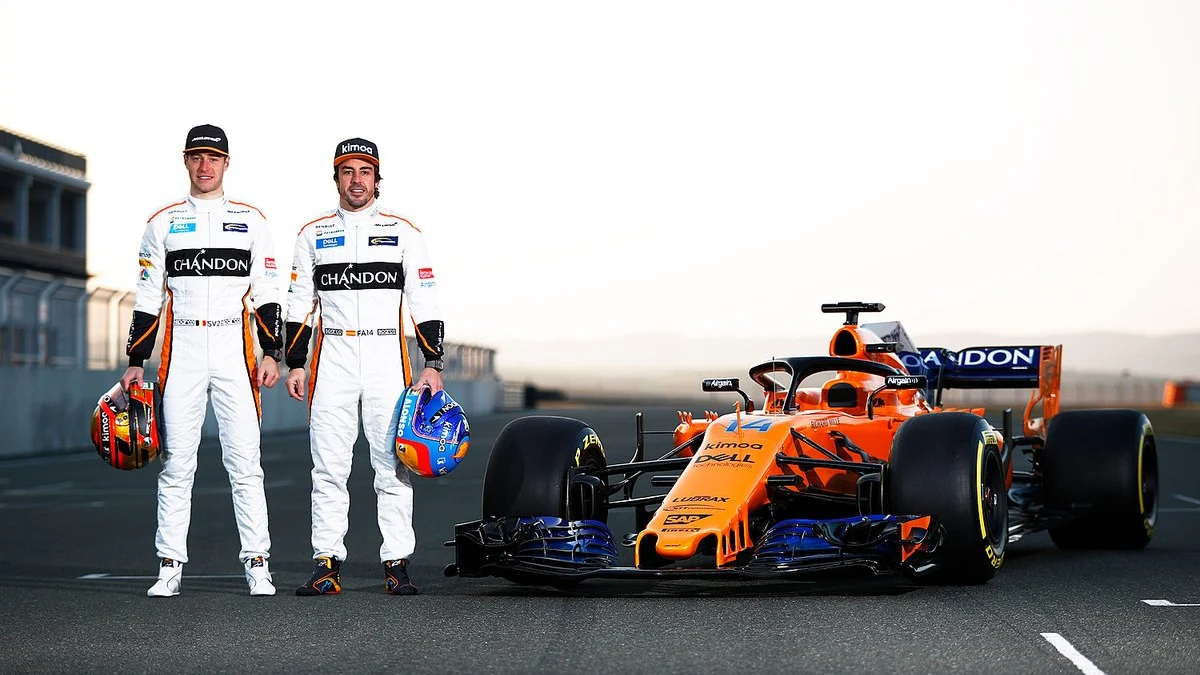 Alonso y Vandoorne con el nuevo McLaren MCL33