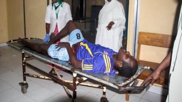 Un hombre herido es trasladado en camilla tras la explosión de dos coches bomba en Mogadiscio, Sonalia