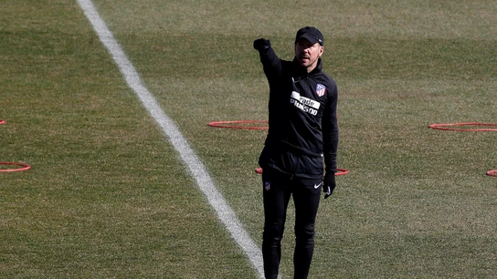 Simeone dirige un entrenamiento Simeone dirige un entrenamiento